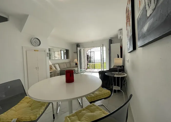 Dom wakacyjny Dona Lola Sandra - Frontline House With Full Sea Views Within A Short Drive To Marbella - Costa Del Sol Cs108 *